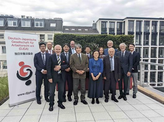 Gruppenbild der Teilnehmer der Tagung auf der Dachterrasse der Rechtsanwaltskanzlei Taylor Wessing in der Düsseldorfer Innenstadt.